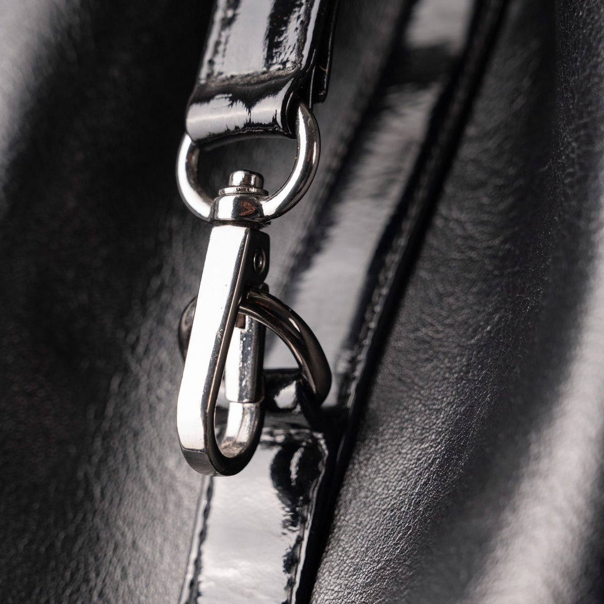 Veganes Leder mit Karabiner der Monaco im Detail