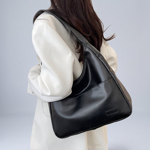 Sofia in Classic Black getragen zum weißen Blazer