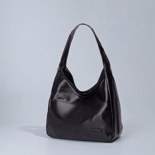 Sofia in Classic Black – freigestellt