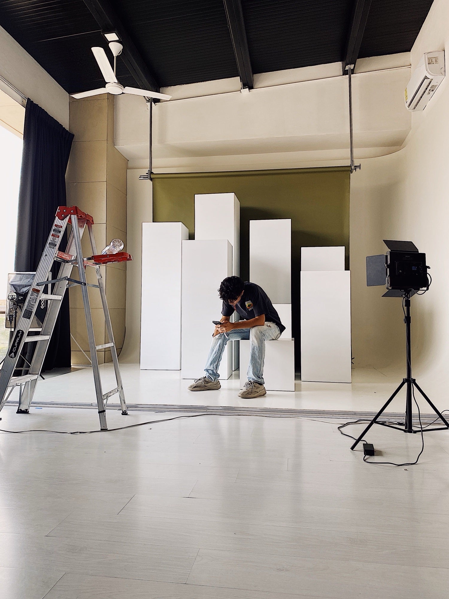 Fotostudio mit Podesten und Licht