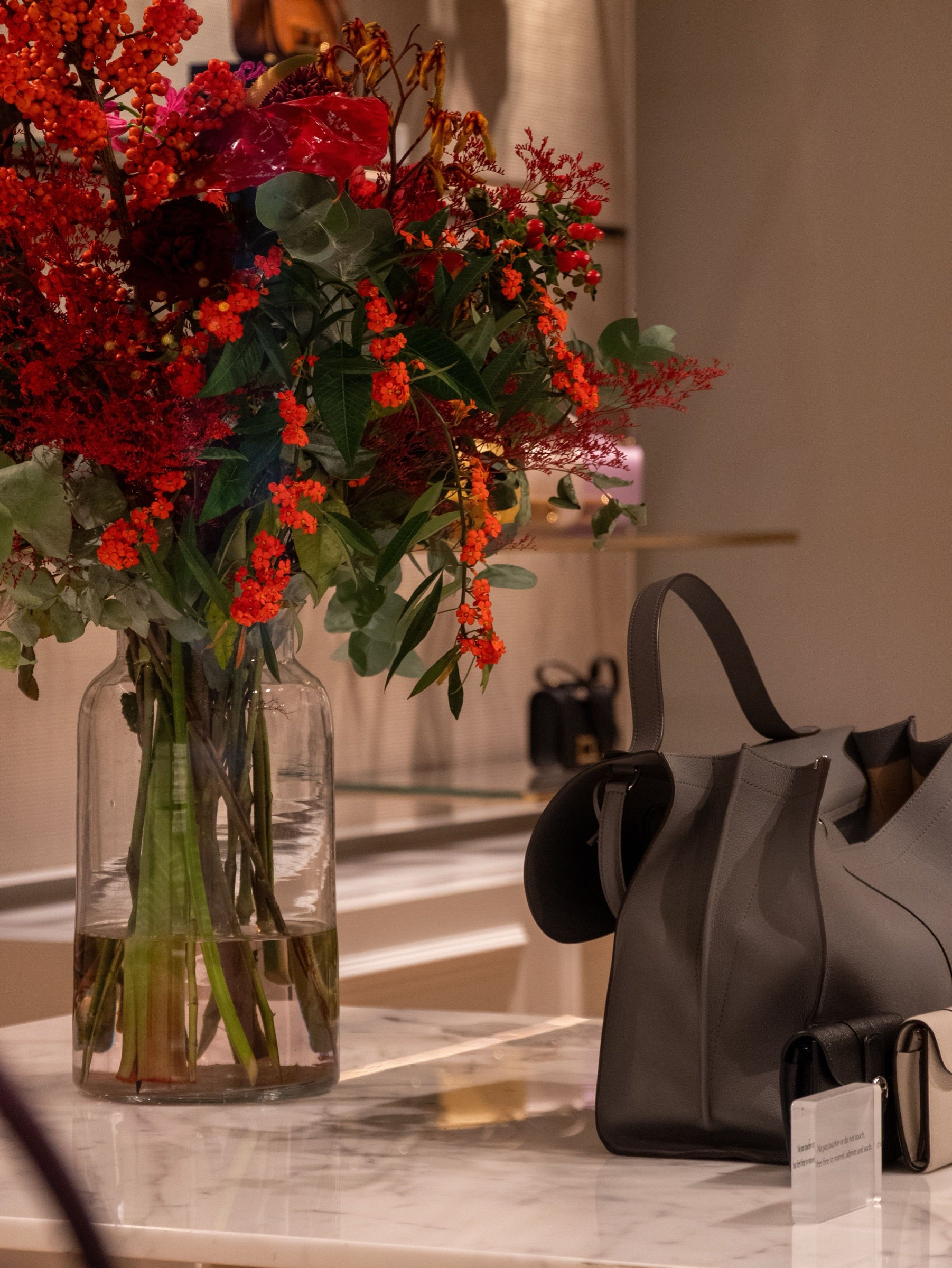Verona Handtasche aus veganem Leder neben einem Blumenstrauß