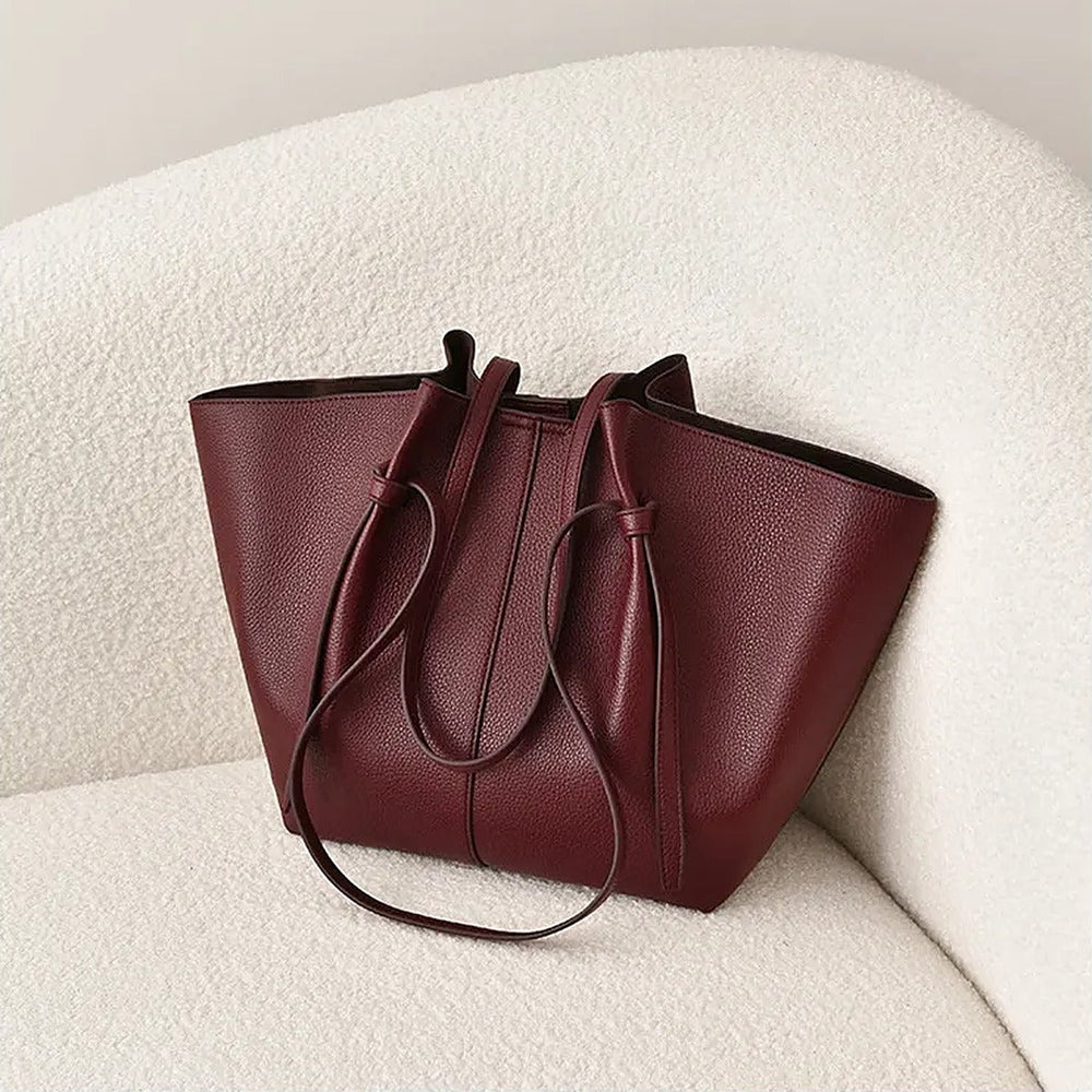 Verona in Wine Red auf einem hellen Sessel